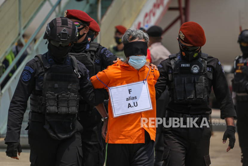 Detail Gambar Polisi Membawa Tahanan Nomer 41