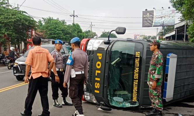 Detail Gambar Polisi Membawa Tahanan Nomer 51