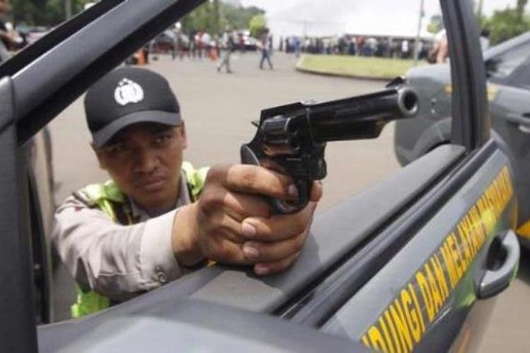 Detail Gambar Polisi Membawa Tahanan Nomer 9