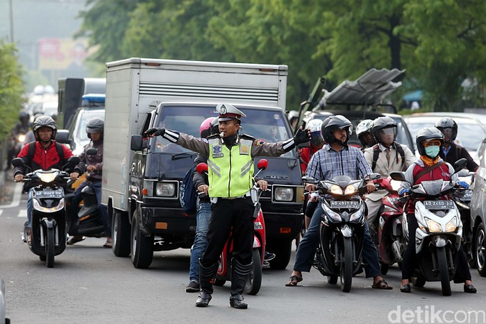 Detail Gambar Polisi Mengatur Lalu Lintas Nomer 2