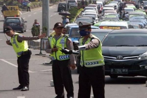 Detail Gambar Polisi Mengatur Lalu Lintas Nomer 14