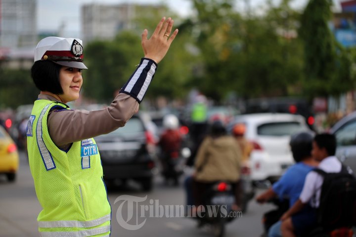 Detail Gambar Polisi Mengatur Lalu Lintas Nomer 16