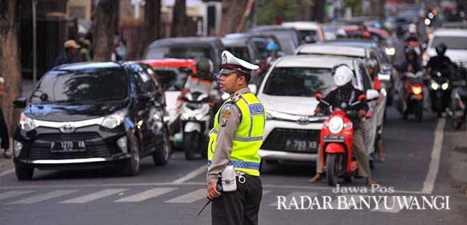 Detail Gambar Polisi Mengatur Lalu Lintas Nomer 17