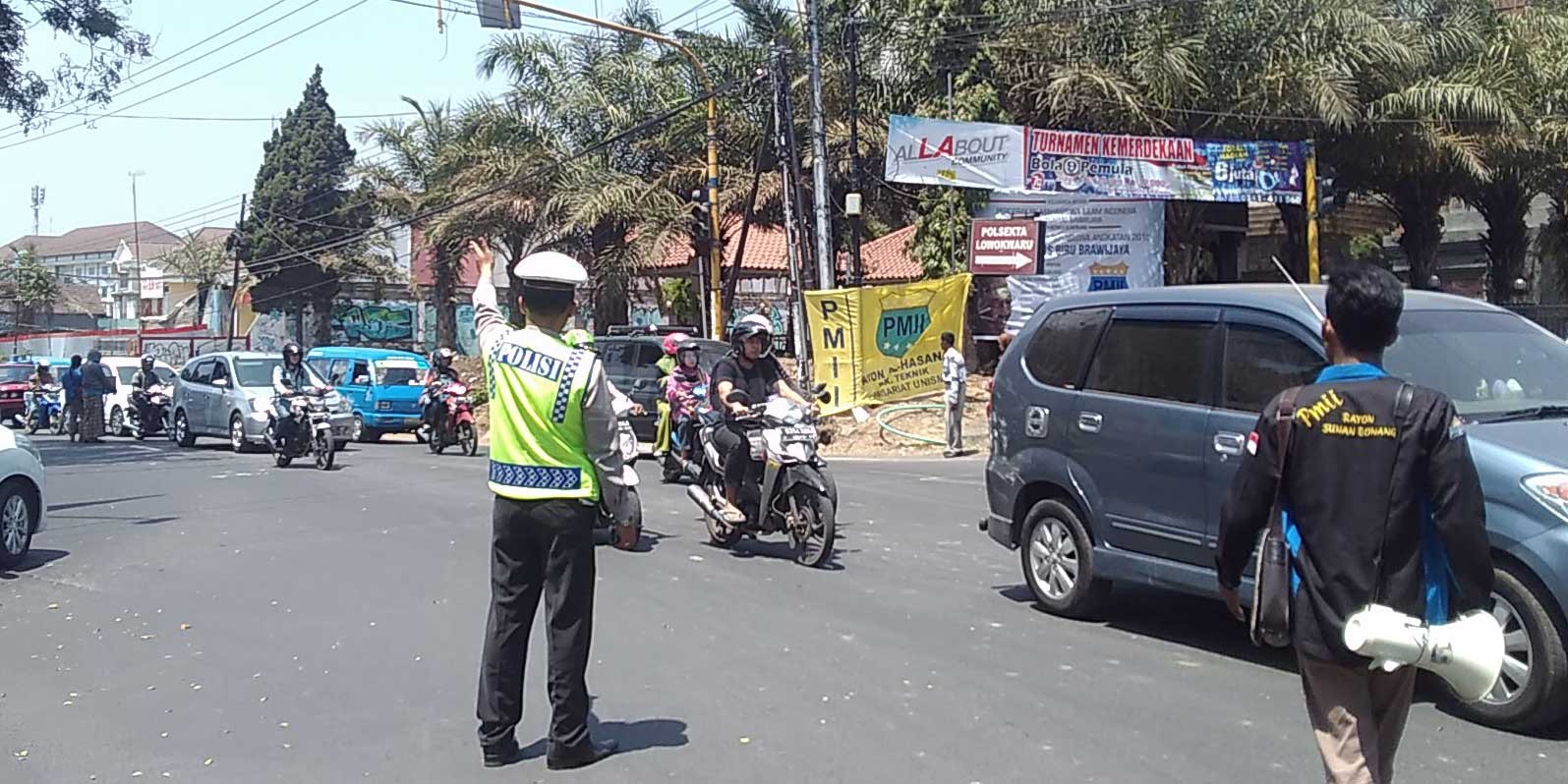 Detail Gambar Polisi Mengatur Lalu Lintas Nomer 20