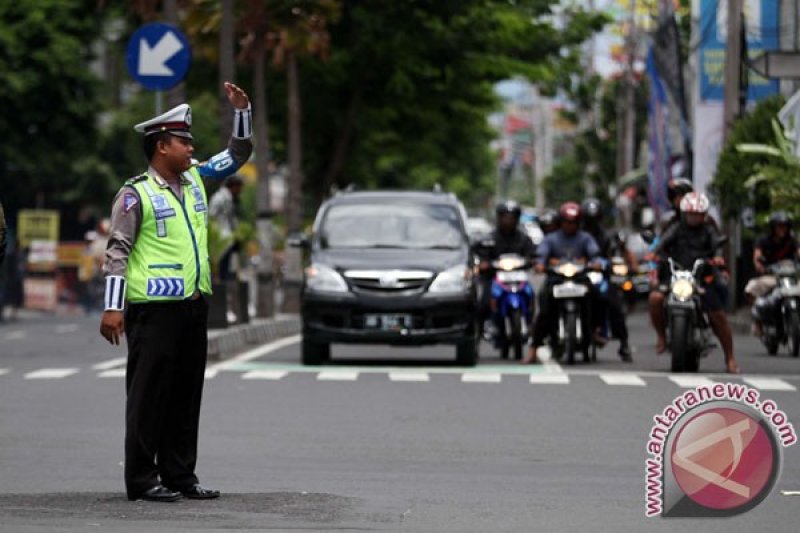 Detail Gambar Polisi Mengatur Lalu Lintas Nomer 4