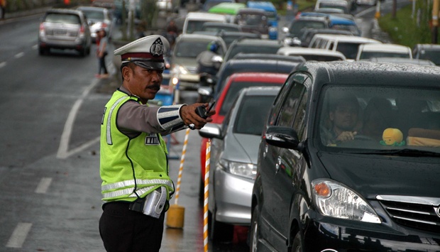 Detail Gambar Polisi Mengatur Lalu Lintas Nomer 32