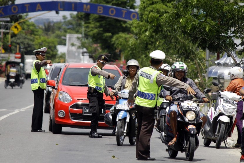 Detail Gambar Polisi Mengatur Lalu Lintas Nomer 35