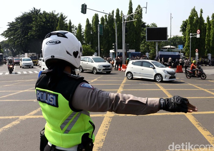 Detail Gambar Polisi Mengatur Lalu Lintas Nomer 39