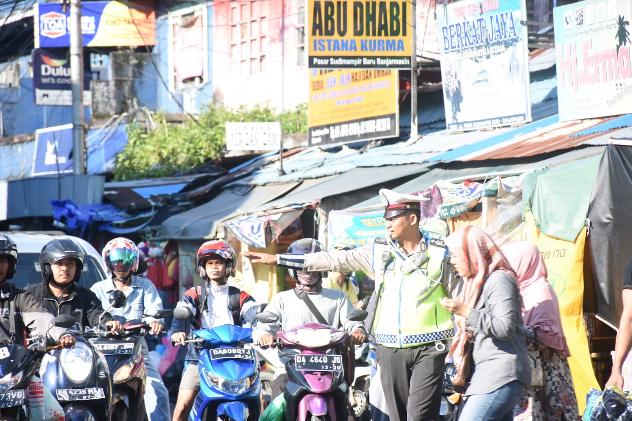 Detail Gambar Polisi Mengatur Lalu Lintas Nomer 43