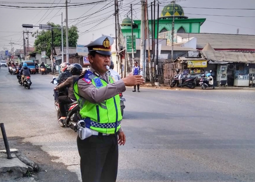 Detail Gambar Polisi Mengatur Lalu Lintas Nomer 45