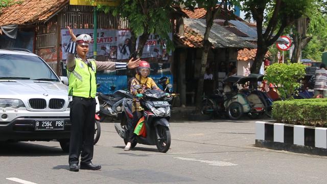 Detail Gambar Polisi Mengatur Lalu Lintas Nomer 47