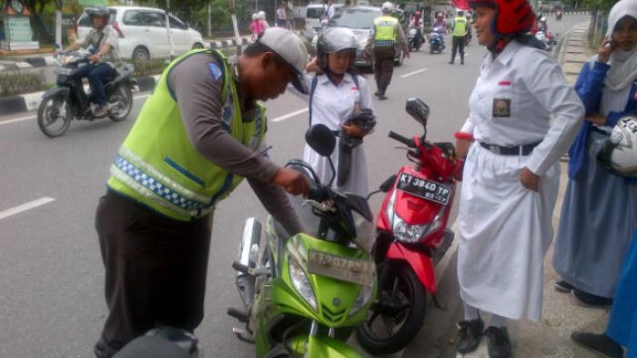 Detail Gambar Polisi Nilang Nomer 20