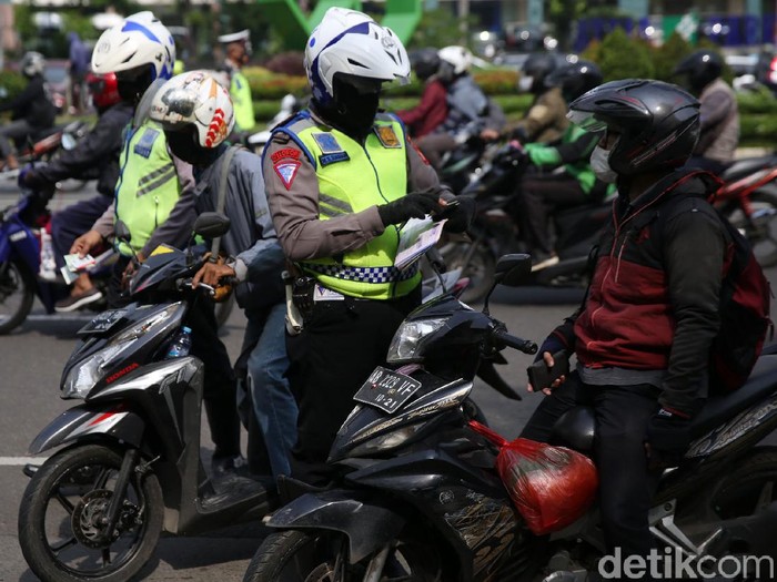 Detail Gambar Polisi Nilang Nomer 43