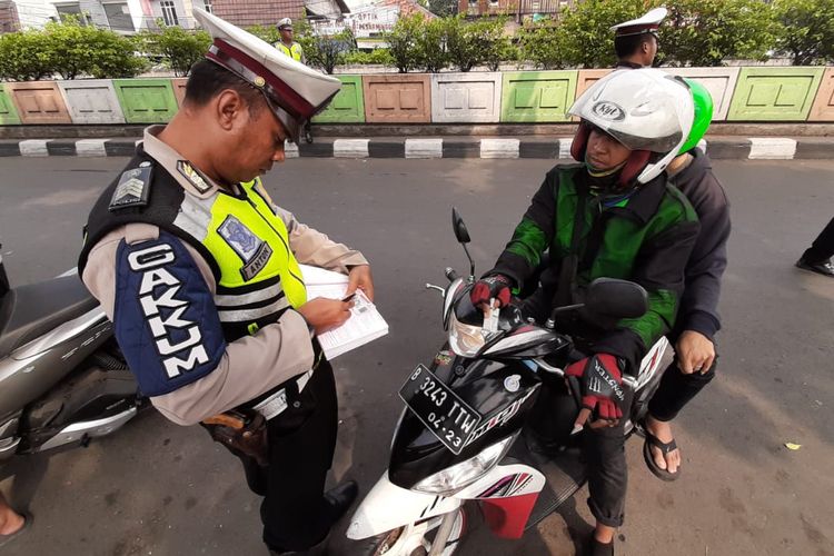 Detail Gambar Polisi Nilang Nomer 6