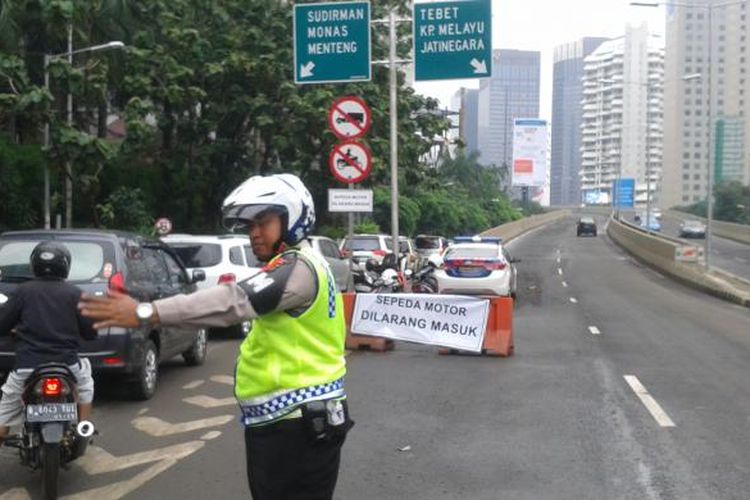 Detail Gambar Polisi Sedang Mengatur Lalu Lintas Nomer 11