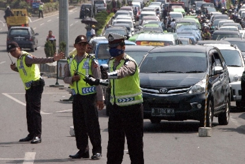 Detail Gambar Polisi Sedang Mengatur Lalu Lintas Nomer 13