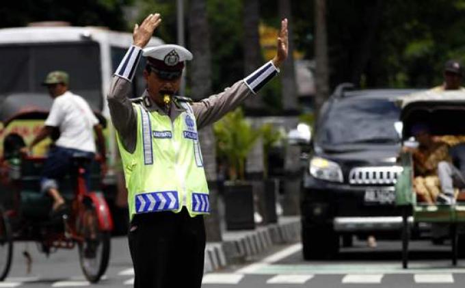 Detail Gambar Polisi Sedang Mengatur Lalu Lintas Nomer 15