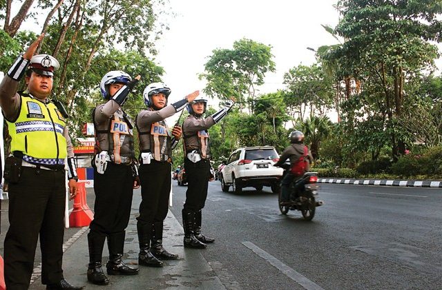 Detail Gambar Polisi Sedang Mengatur Lalu Lintas Nomer 22