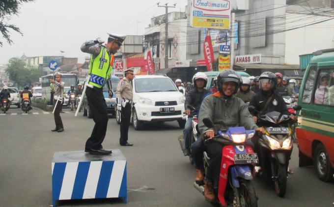 Detail Gambar Polisi Sedang Mengatur Lalu Lintas Nomer 23