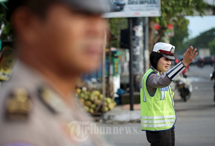 Detail Gambar Polisi Sedang Mengatur Lalu Lintas Nomer 26