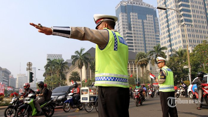 Detail Gambar Polisi Sedang Mengatur Lalu Lintas Nomer 4