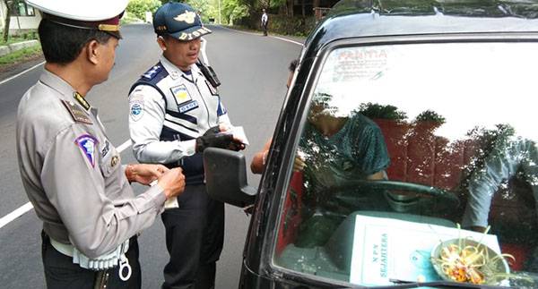 Detail Gambar Polisi Sedang Mengatur Lalu Lintas Nomer 30