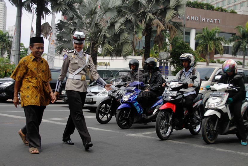 Detail Gambar Polisi Sedang Mengatur Lalu Lintas Nomer 36