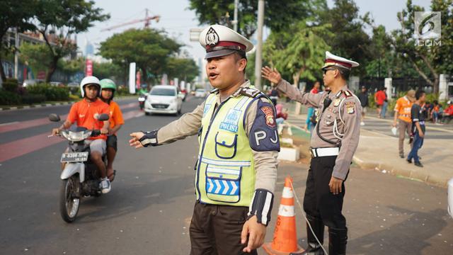 Detail Gambar Polisi Sedang Mengatur Lalu Lintas Nomer 44