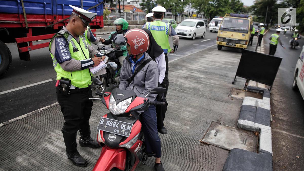 Detail Gambar Polisi Sedang Mengatur Lalu Lintas Nomer 45