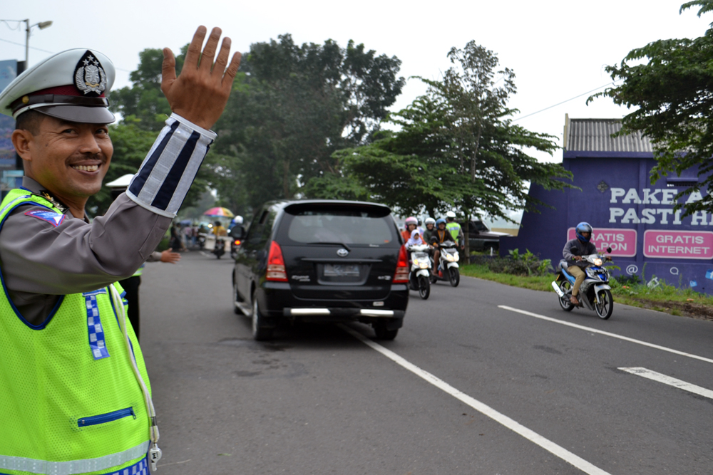 Detail Gambar Polisi Sedang Mengatur Lalu Lintas Nomer 7