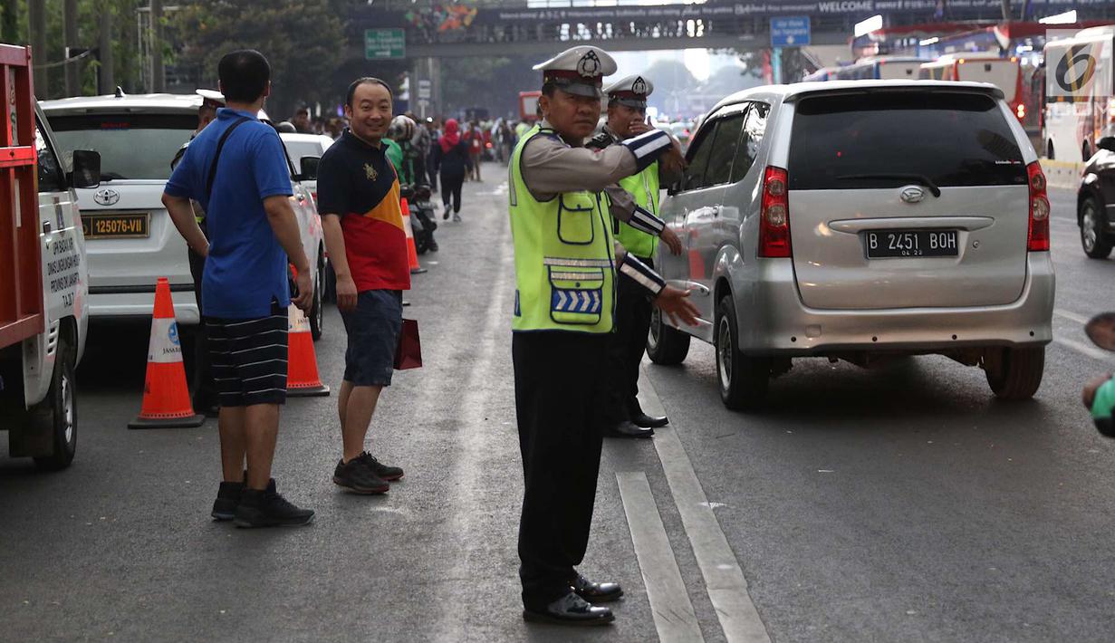 Detail Gambar Polisi Sedang Mengatur Lalu Lintas Nomer 9