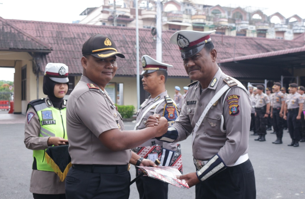 Detail Gambar Polisi Tinggi Nomer 30