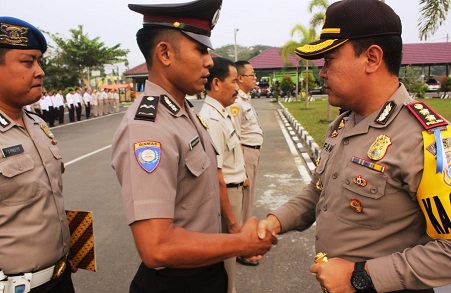 Detail Gambar Polisi Tinggi Nomer 35