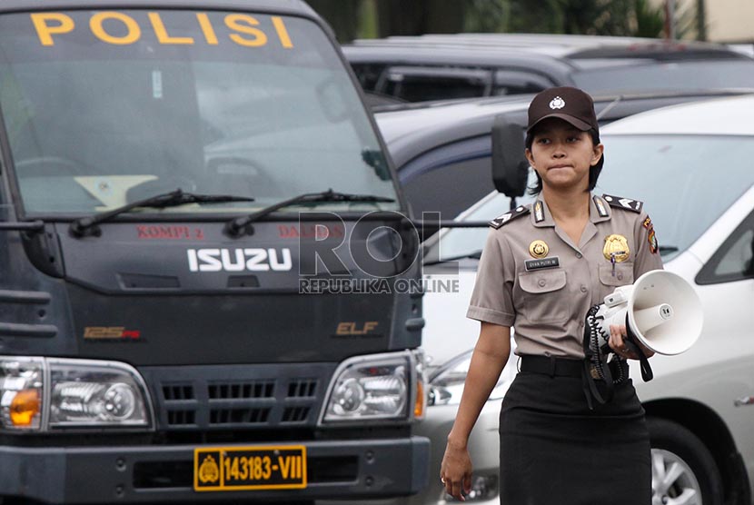 Detail Gambar Polisi Tinggi Nomer 42