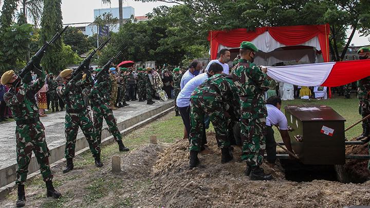 Detail Gambar Prajurit Menangis Didepan Kubur Nomer 48