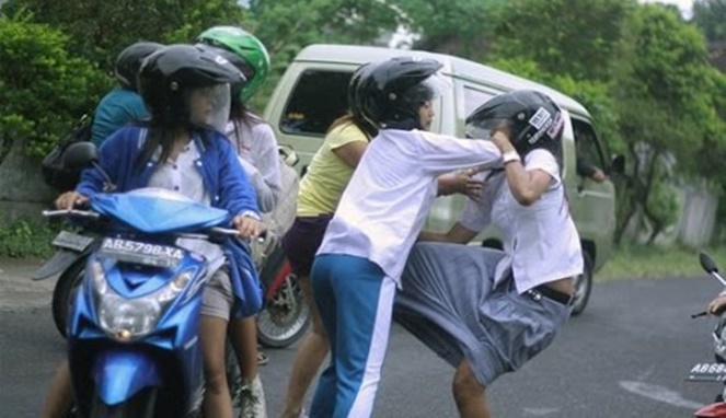 Detail Gambar Pria Berkelahi Dengan Wanita Nomer 50