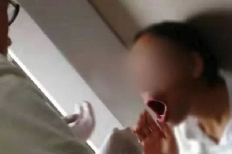 Detail Gambar Pria Yang Menutup Mulutnya Dengan Tangan Nomer 33