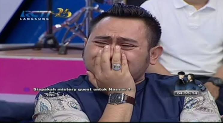 Detail Gambar Pria Yang Menutup Mulutnya Dengan Tangan Nomer 36
