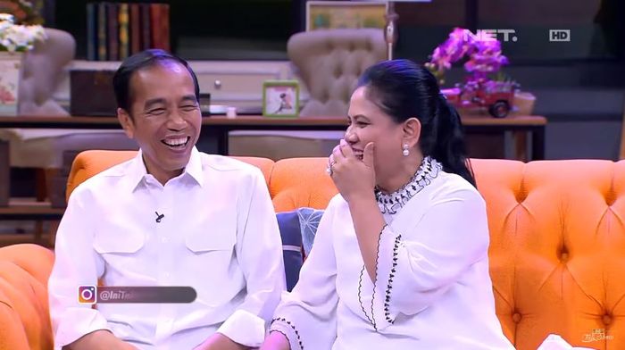 Detail Gambar Pria Yang Menutup Mulutnya Dengan Tangan Nomer 57