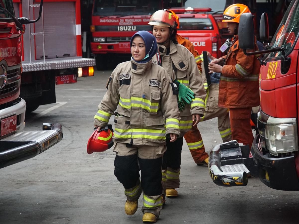Detail Gambar Profesi Pemadam Kebakaran Nomer 14
