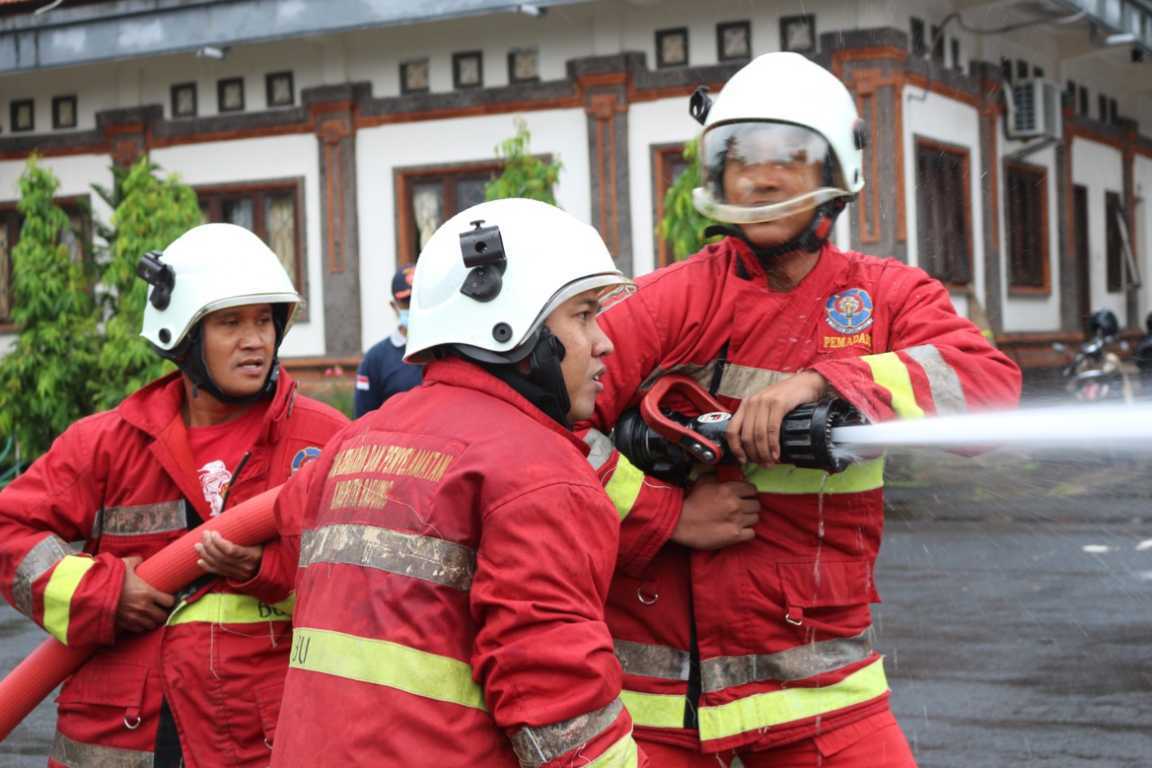 Detail Gambar Profesi Pemadam Kebakaran Nomer 16