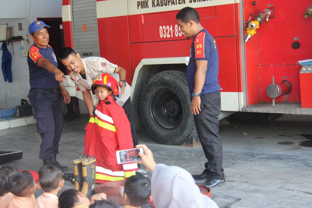 Detail Gambar Profesi Pemadam Kebakaran Nomer 22