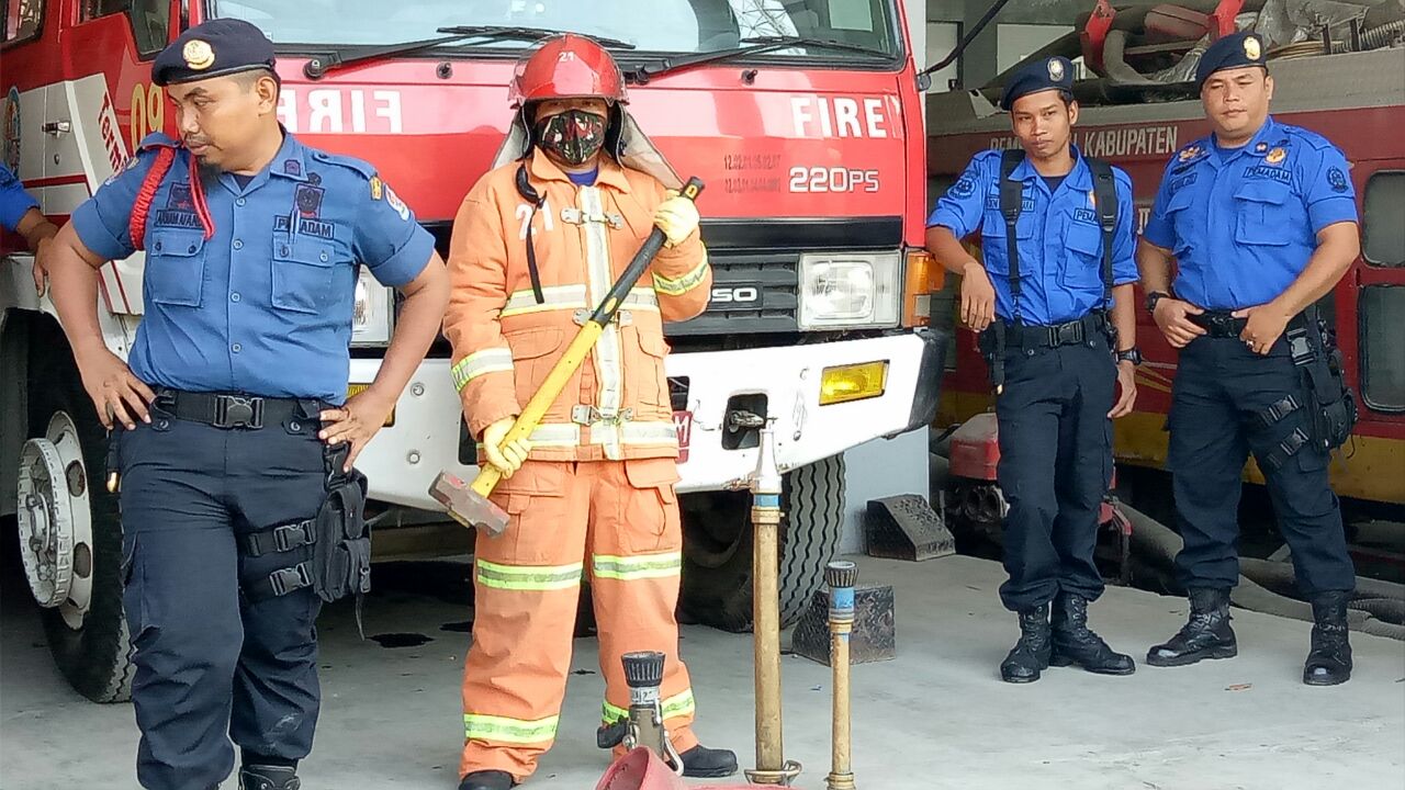 Detail Gambar Profesi Pemadam Kebakaran Nomer 25