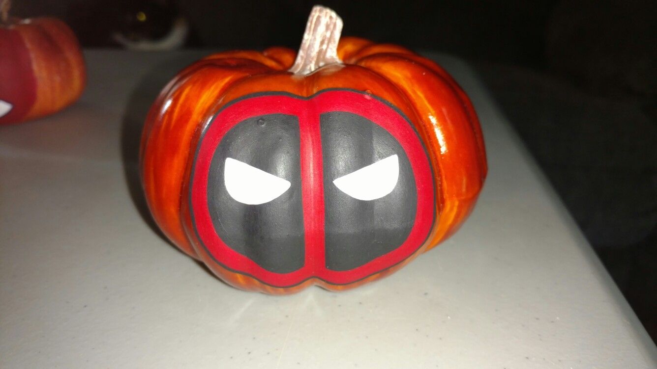 Detail Deadpool Painted Pumpkin Nomer 2