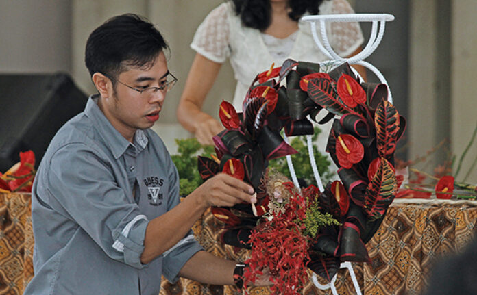 Detail Gambar Rangkaian Bunga Altar Gereja Nomer 41