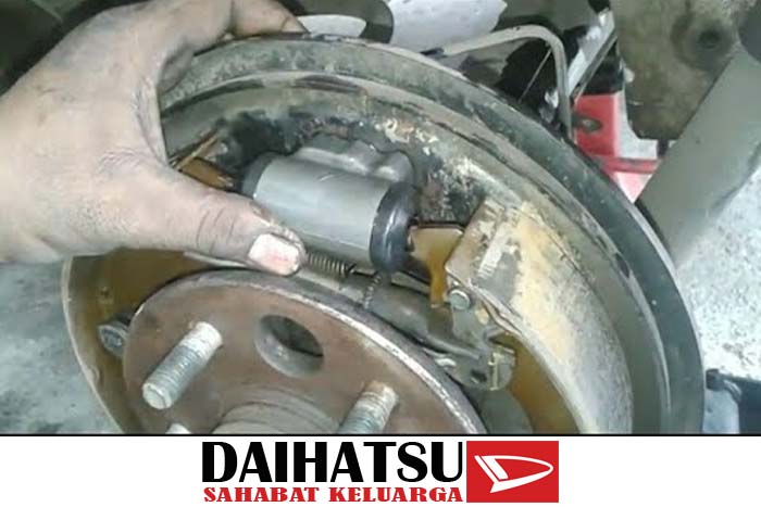 Detail Gambar Rem Tromol Mobil Gambar Busi Mobil Nomer 4