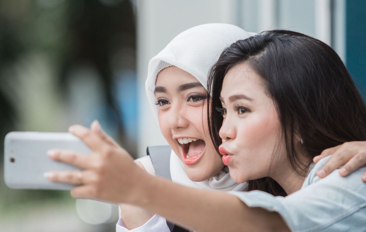 Detail Gambar Remaja Memakai Smartphone Nomer 35