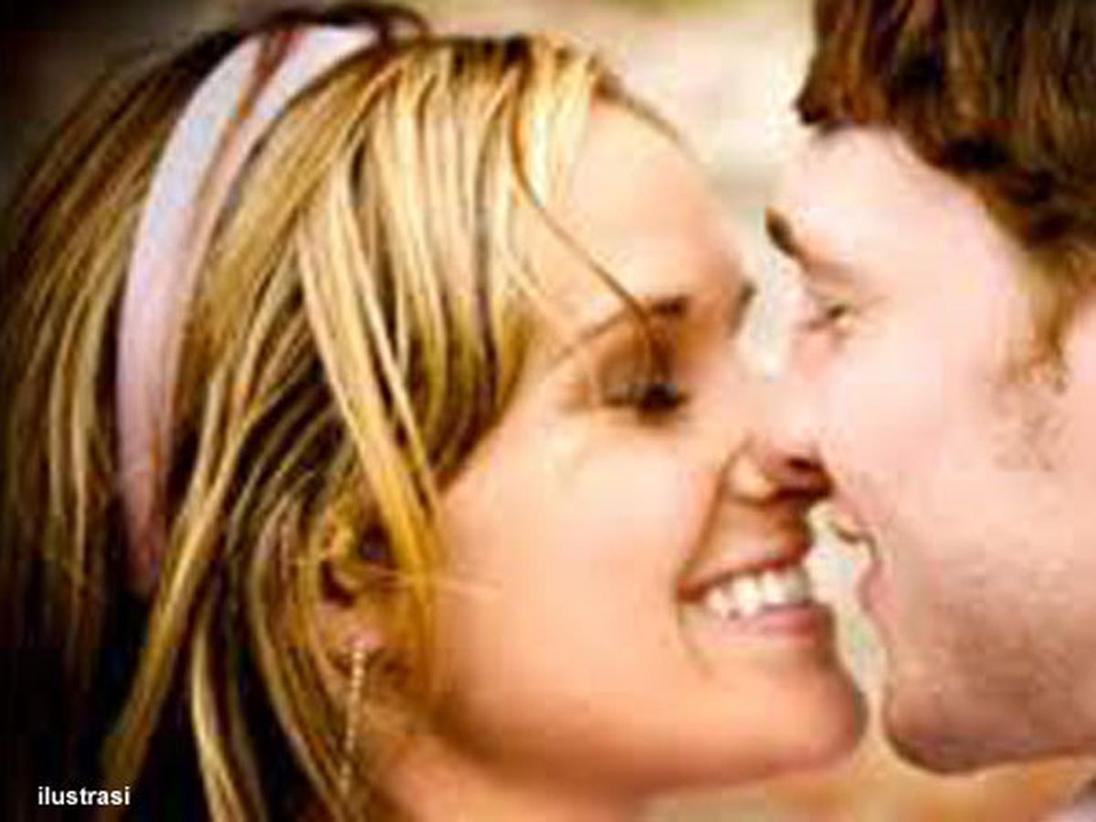 Detail Gambar Romantis Gambar Romantis Gigit Bibir Nomer 15