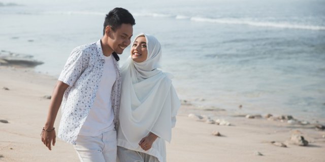 Detail Gambar Romantis Islami Suami Istri Nomer 10