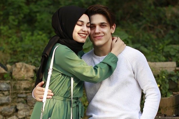 Detail Gambar Romantis Islami Suami Istri Nomer 26